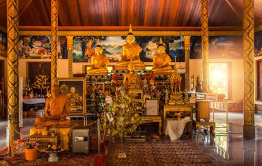 Buddha ile Tay tapınak iç. WAT Patong Suwankeereewong Tapınağı Phuket, Tayland.