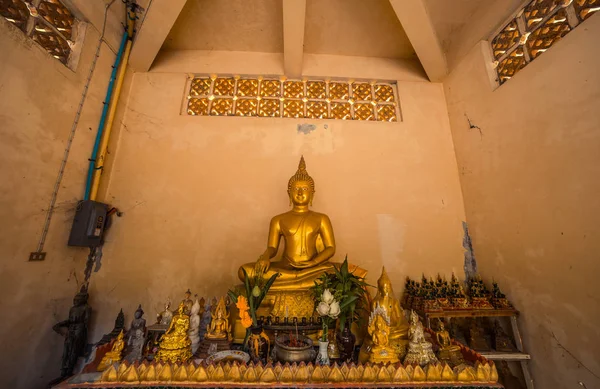 仏とタイの寺院のインテリア。ワット パトン Suwankeereewong 寺プーケット, タイ. — ストック写真