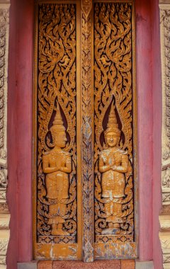 Güzel Tay tapınak kapısı tasarım. Tayland dekor.