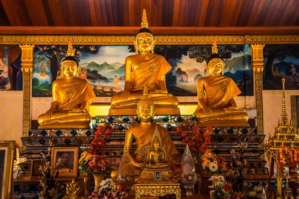 Temple thaïlandais intérieur avec Bouddha. Wat Patong Suwankeereewong Temple Phuket, Thaïlande . — Photo