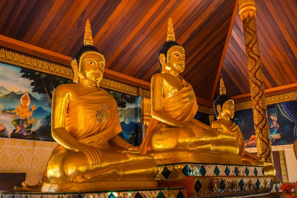 仏とタイの寺院のインテリア。ワット パトン Suwankeereewong 寺プーケット, タイ. — ストック写真