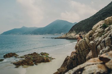 Dağlar ve tropikal okyanus ile sahilde Rock uçurum.