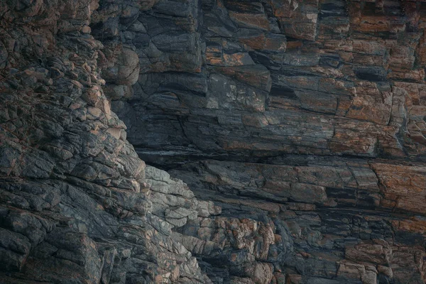 Πέτρα γκρεμούς στο βουνό γκρεμό υφή φόντου. — Φωτογραφία Αρχείου