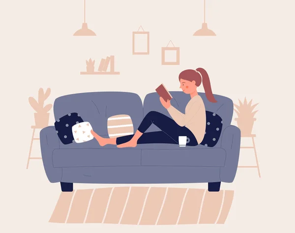 Flicka sitter på soffa eller soffa med kudde ond läsa bok. Ung kvinna vilar i mysig atmosfär i sitt rum, lägenhet, hem. Koppla av koncept karaktär platt design vektor illustration, modern livsstil. — Stock vektor