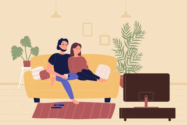 Jovem casal familiar sentado no sofá e assistindo filme de TV na sala de estar. Casa lazer tempo livre, pessoas descansando e passar o tempo juntos desenho animado ilustração vetorial plana . —  Vetores de Stock