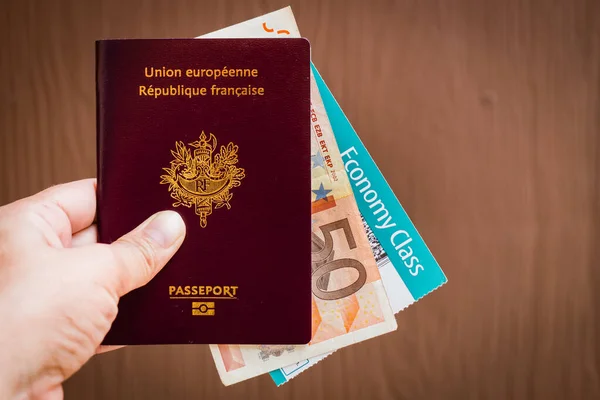 Mano con pasaporte francés Fotos De Stock