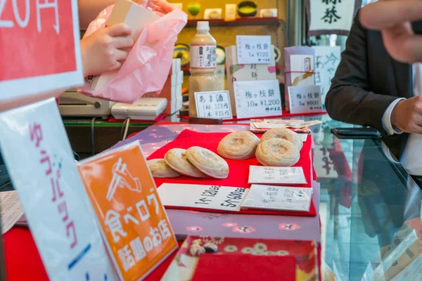 Fukuoka, Japan - September 26 2014: Shops on the street to Dazai — Stock Photo, Image