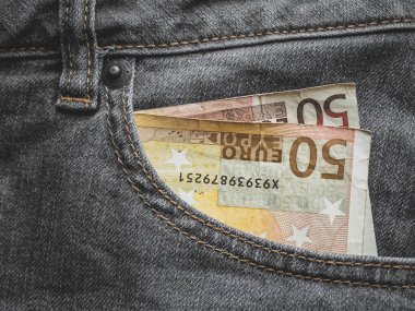 50 avroluk banknotu bir cebe koy.