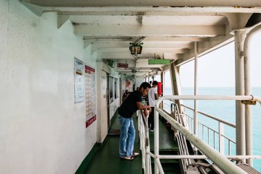 Bir araba feribotundaki yolcular