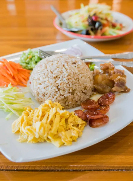 Reis gemischt mit Garnelenpaste — Stockfoto