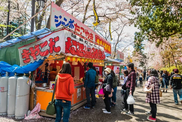 Hirosaki城堡公园的食品销售商 — 图库照片