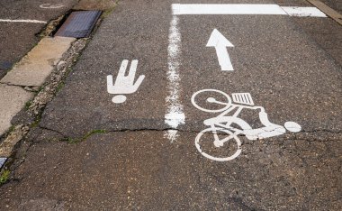 Bisiklet ve yürüyüş işareti