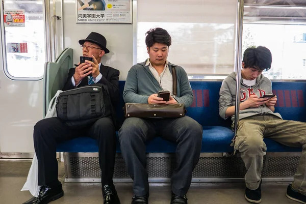 Homens japoneses não identificados usam dispositivos — Fotografia de Stock