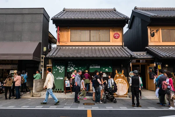 Touristen besuchen kawagoe town — Stockfoto