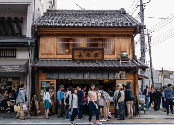 Touristen besuchen kawagoe town — Stockfoto