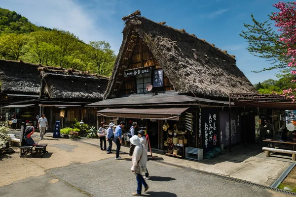 Turisták látogató Shirakawa-go — Stock Fotó