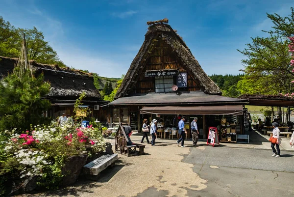 Touristen besuchen shirakawa-go — Stockfoto