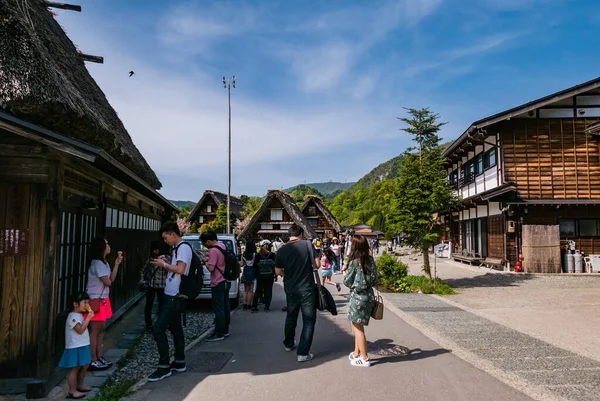 Turistas visitando Shirakawa-go —  Fotos de Stock