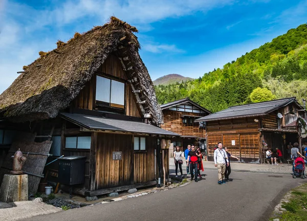 Shirakawa 'yı ziyaret eden turistler