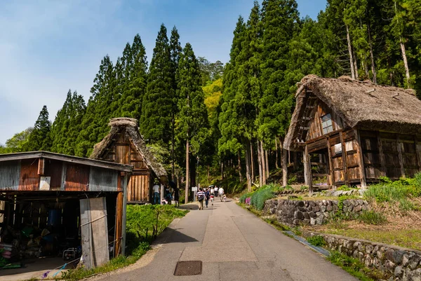 Shirakawa 'yı ziyaret eden turistler — Stok fotoğraf