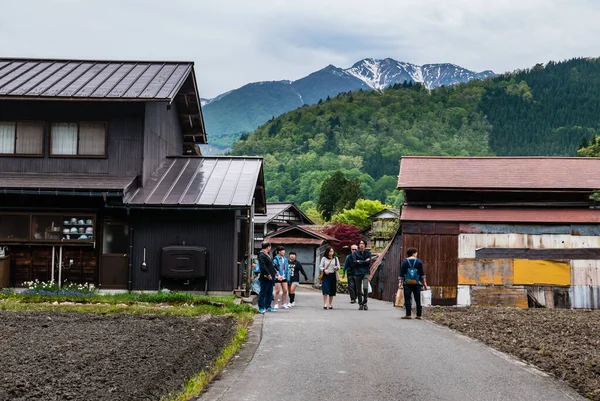 Turistas visitando Shirakawa-go —  Fotos de Stock