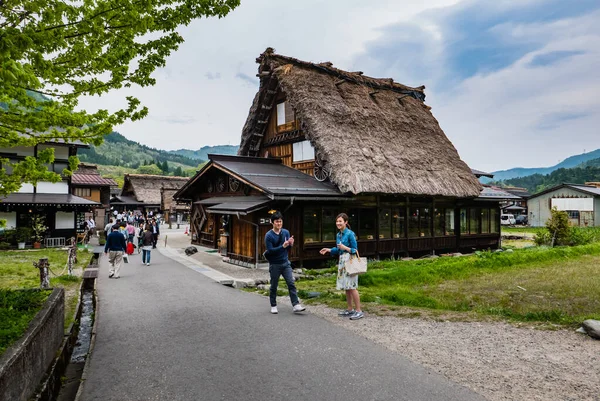 Shirakawa 'yı ziyaret eden turistler