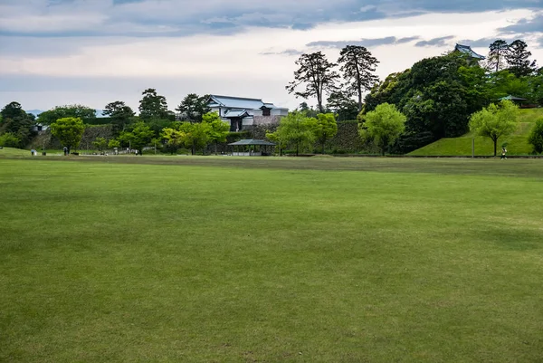 Grüne Wiese vor der Burg von Kanazawa — Stockfoto