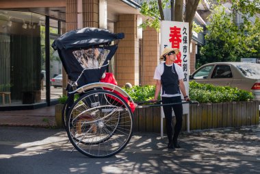 Sokakta tanımlanamayan bir çekçek sürücüsü 
