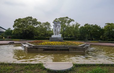 Hiroşima Kalesi 'nin önündeki Çeşme Heykeli