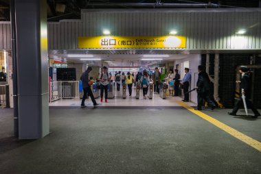 Hiroşima İstasyonu 'ndaki insanlar