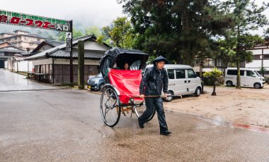 Miyajima Adası 'ndaki Rikusha (triportör)
