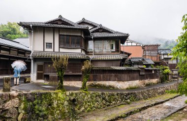 Miyajima 'daki Torii Kapısı' nda yüzen Itsukushima kasabası.