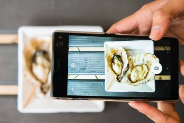 Miyajima adasında ızgara istiridye.