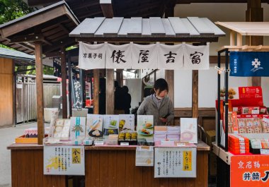 Kinkaku-ji Tapınağındaki yiyecek satıcıları.