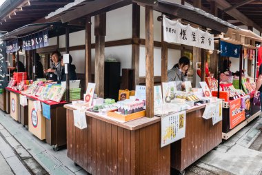 Kinkaku-ji Tapınağındaki yiyecek satıcıları.