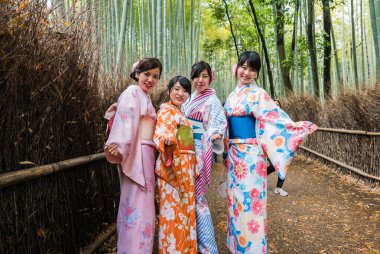 Kimono 'daki güzel Japon kızları Ara' nın bambu ormanlarını ziyaret ediyorlar.