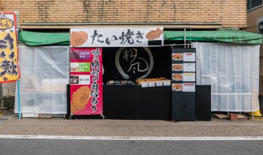 Arashiyama 'nın Bambu Ormanı yakınlarındaki bir tatlı dükkanında.