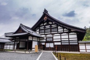 Kinkaku-ji Tapınağının girişinde bir bina. 
