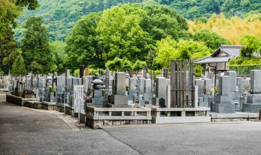 Arashiyama 'nın Bambu Ormanı' ndaki Japon mezarlığı