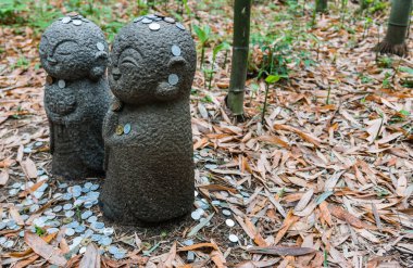 Küçük taş Buda Keşiş heykeli