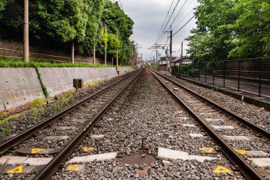 Arashiyama 'daki Bambu Ormanı' nda demiryolu