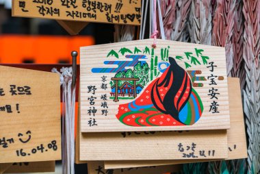 Nonomiya Tapınağı 'nda Ema (Tahta Dilek Plakları)