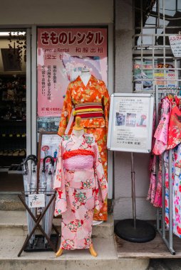 Togetsukyo Köprüsü yakınlarında Kimono kiralama dükkanı