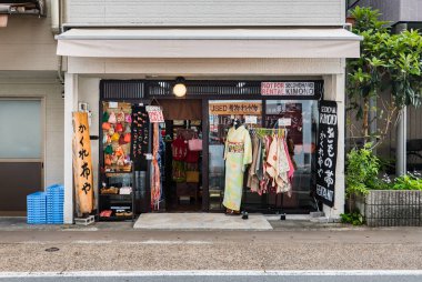 İkinci el Kimono dükkanı Togetsukyo Köprüsü yakınlarında.