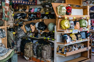 Moda ve hediyelik eşya dükkanı.