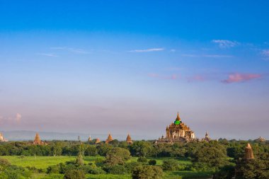 Shwesandw Pagoda 'nın tepesinden Antik Bagan Diyarı manzarası