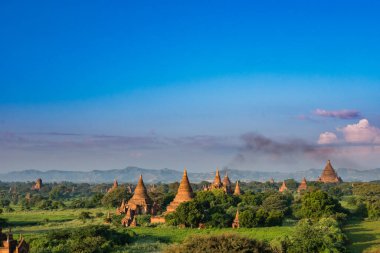Shwesandw Pagoda 'nın tepesinden Antik Bagan Diyarı manzarası