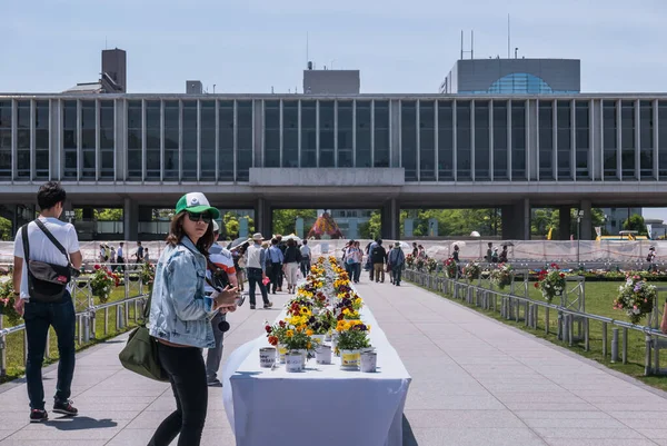 Туристы в мемориальном парке Хиросимы — стоковое фото