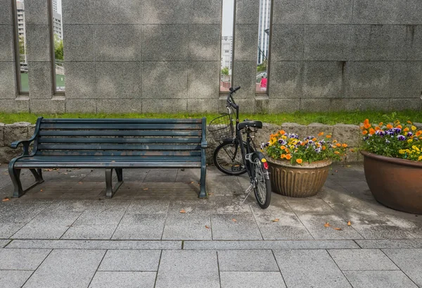 歩道のベンチ — ストック写真