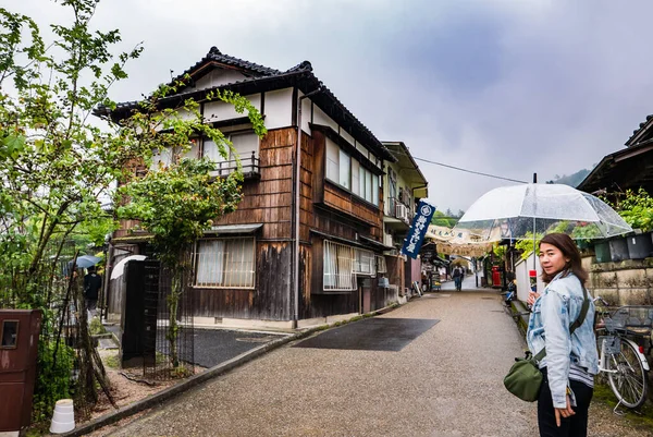 Toeristische bezoek aan de stad Itsukushima — Stockfoto